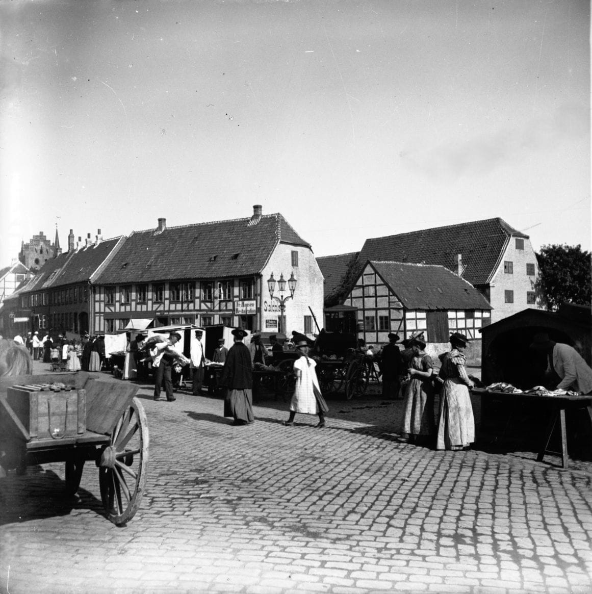 90.85 Torvedag, Middelfart kirke i baggrunden set fra Torvet og Algade.