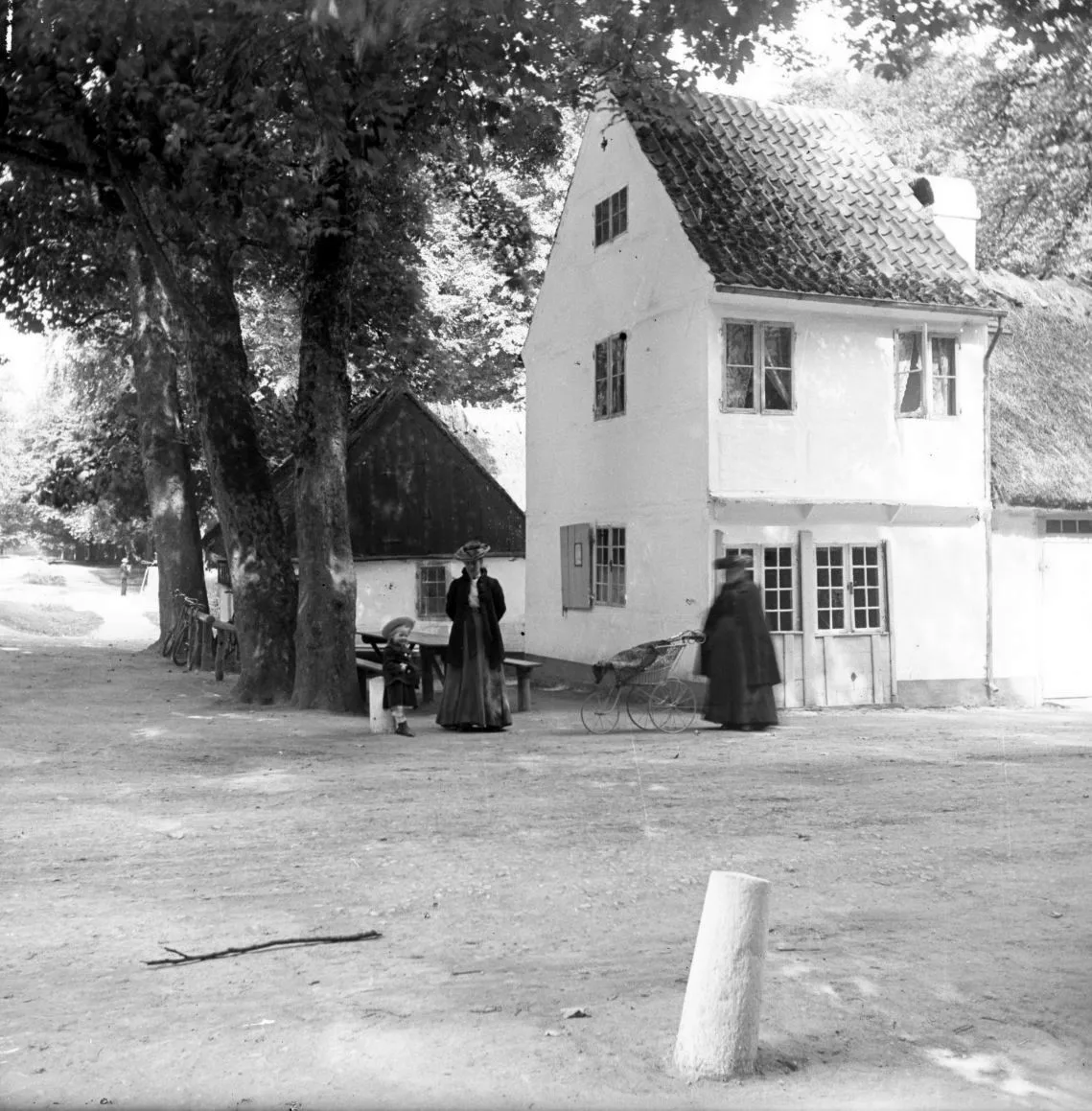 90.86 90.86 Klampenborg, Skovløberhuset, forløberen for nuværende Peter Lips hus. Før branden og udvidelsen i 1915.