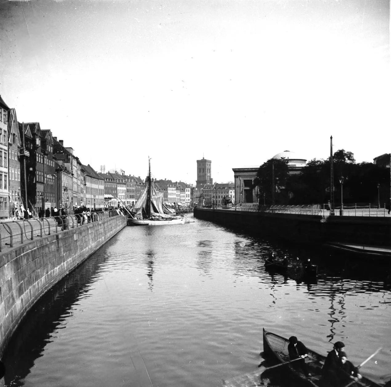 90.93 90.93 Frederiksholms kanal mod Thorvaldsens museum og Nikolaj kirke før 1909.