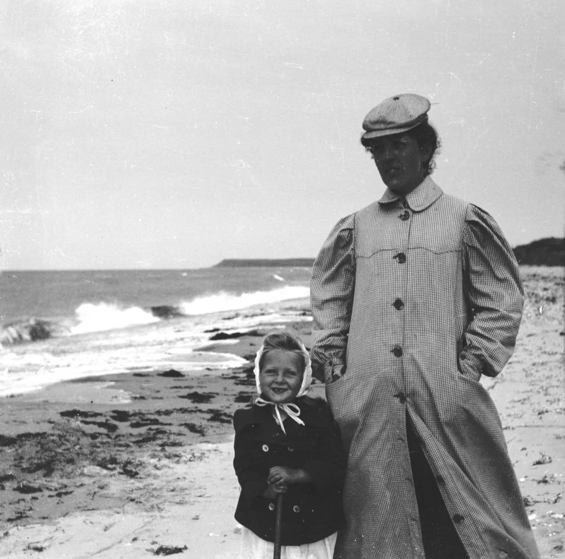 90.155 Ingeborg og Estre ved havet.