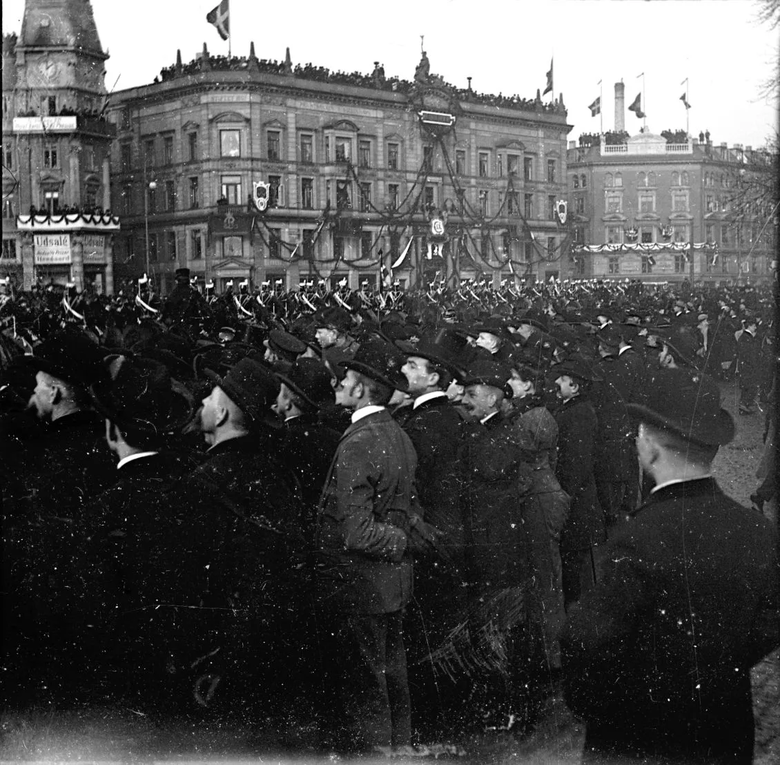 90.200 Chr. IX´s begravelse år 1906. Hotel D´Angleterre , Kongens Nytorv er pyntet.