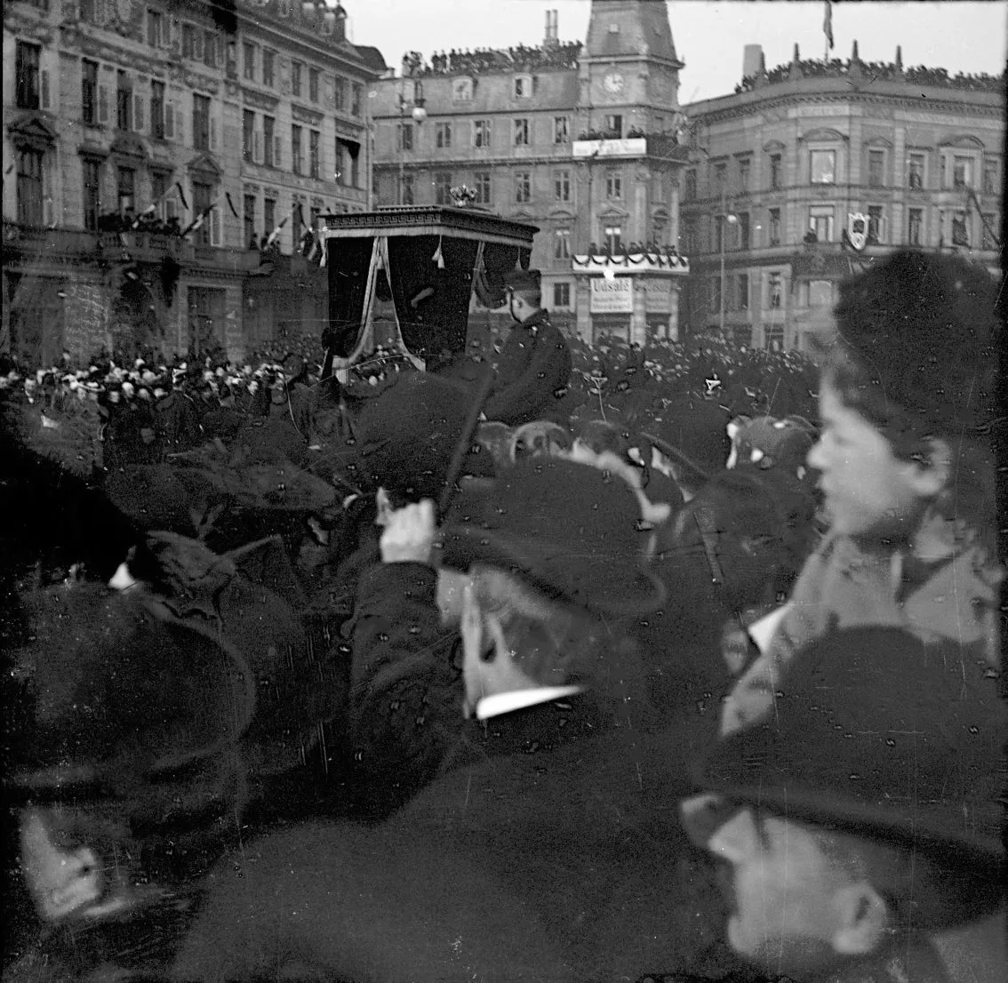 90.201 Chr. IX´s begravelse år 1906. Hotel D´Angleterre , Kongens Nytorv er pyntet.