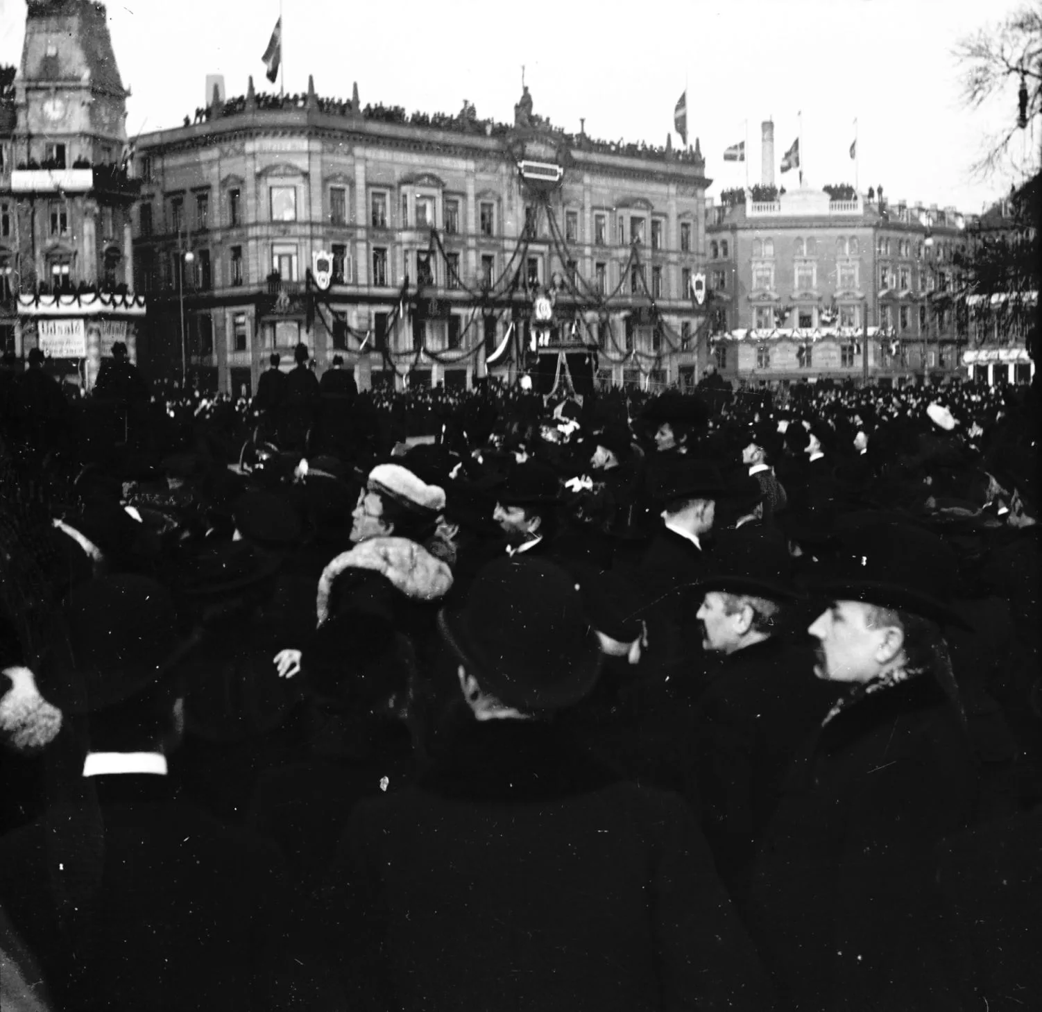 90.202 Chr. IX´s begravelse år 1906. Hotel D´Angleterre , Kongens Nytorv er pyntet.