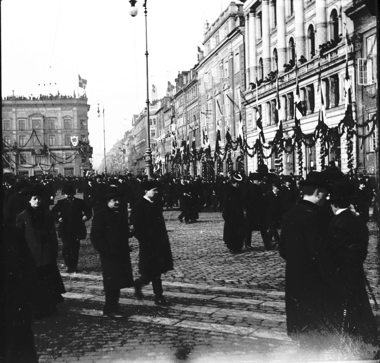 90.203 Chr. IX´s begravelse år 1906. Hotel D´Angleterre , Kongens Nytorv er pyntet.