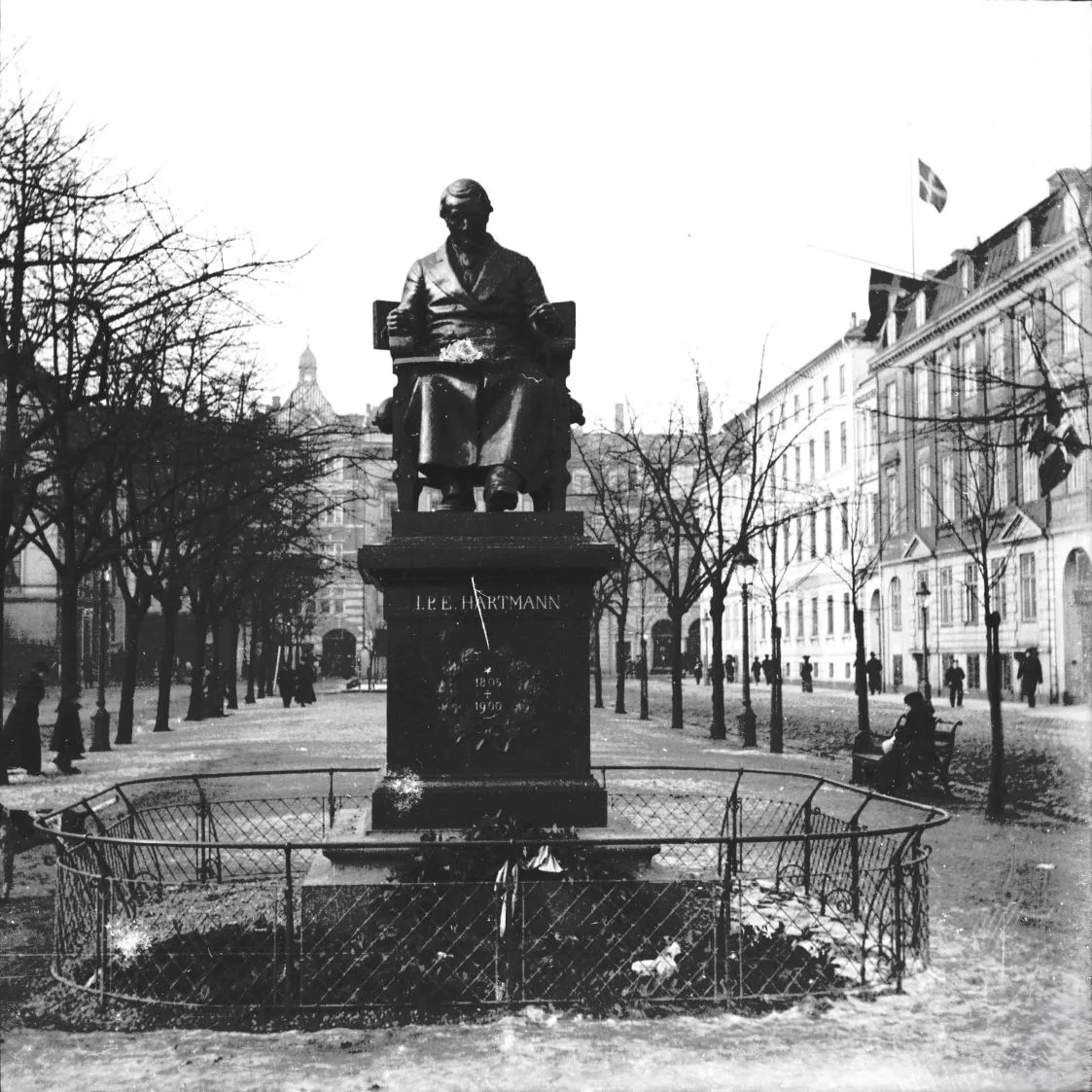 90.204 I.P.E Hartmanns statue på St. Annæ plads ved Chr. IX´s begravelse i 1906.