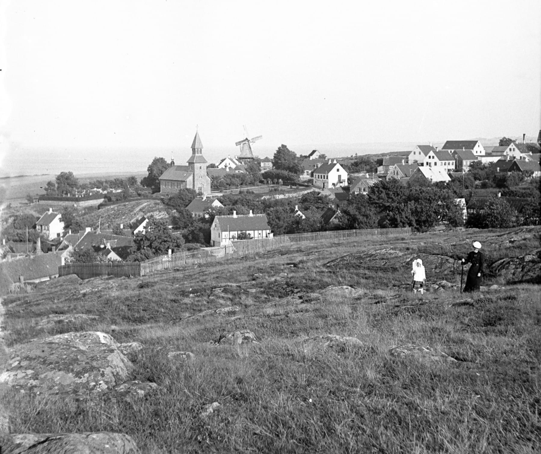 90.268 Udsigt over Gudhjem med den ny kirke - og tre møller.