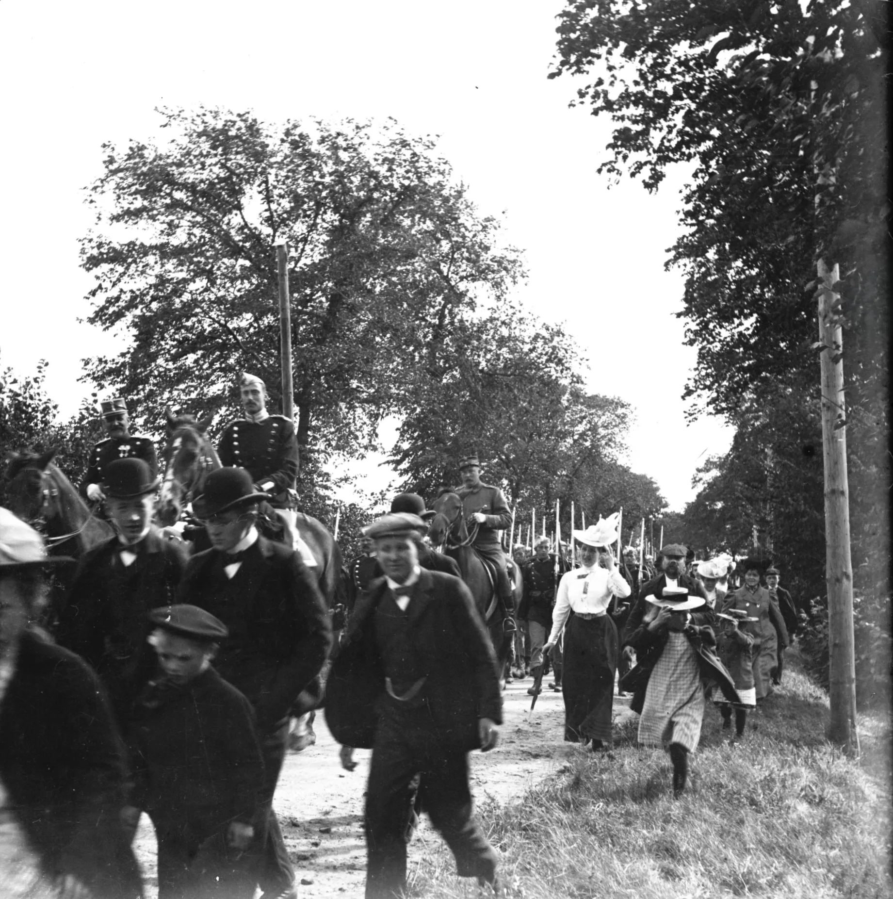 90.287 Militærparade, ukendt årstal. Kronprins Christian eller kong Chr. X ?