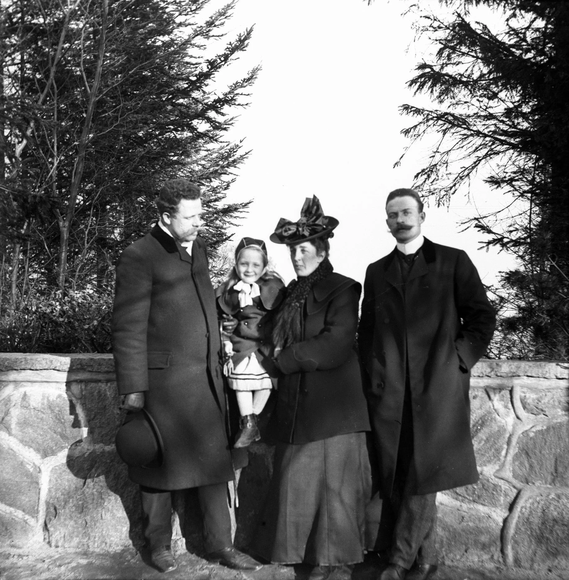 90.302 Ingeborg Alstrup i midten med datteren Estre.