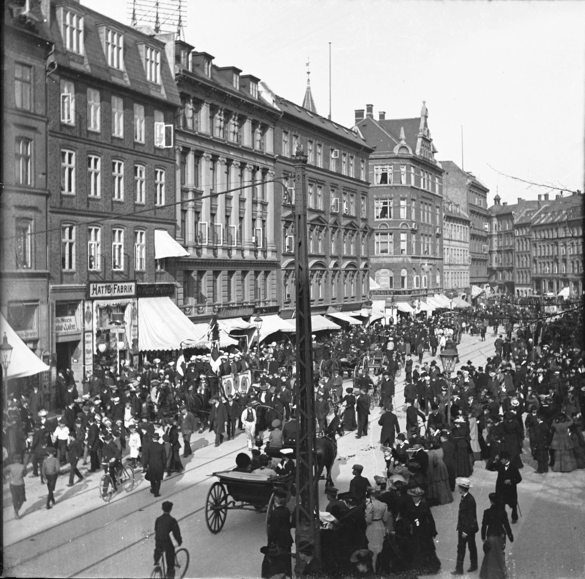 90.315 Vesterbrogade, ca. overfor Absalonsgade. Bygningen yderst til venstre er nr. 56. Til højre i billedet kan man se, at Bonas ejendom ved Teaterpassagen endnu ikke er opført. Billedet er fra ca. 1906.