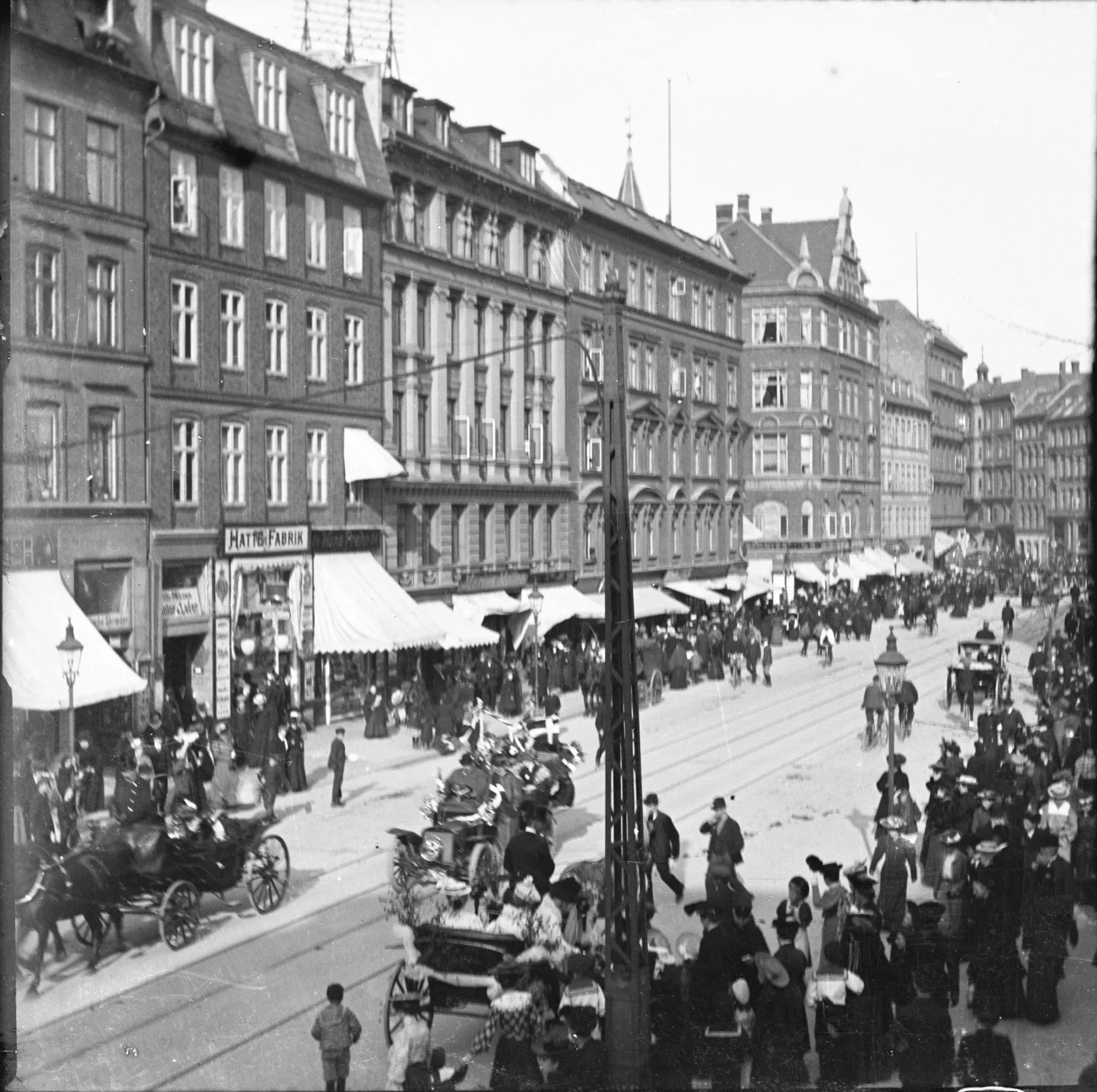 90.316 Vesterbrogade, ca. overfor Absalonsgade. Bygningen yderst til venstre er nr. 56. Til højre i billedet kan man se, at Bonas ejendom ved Teaterpassagen endnu ikke er opført. Billedet er fra ca. 1906.