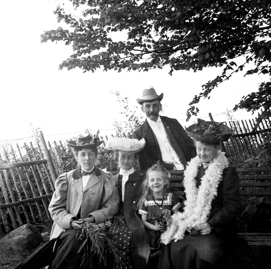 90.325 Ingeborg og Estre Alstrup sammen med familiemedlemmer.