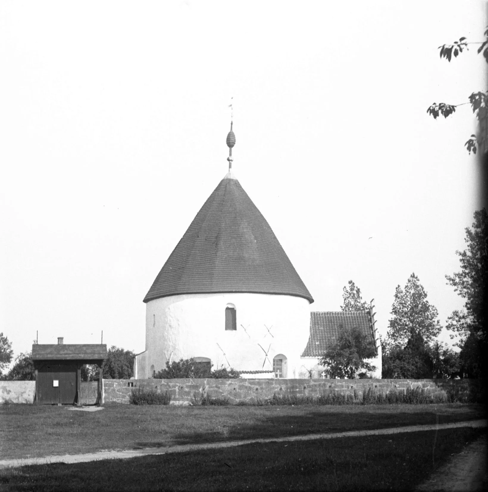 90.340 Ny Kirke er en rundkirke i Nyker by ca. syv kilometer nordøst for Rønne.