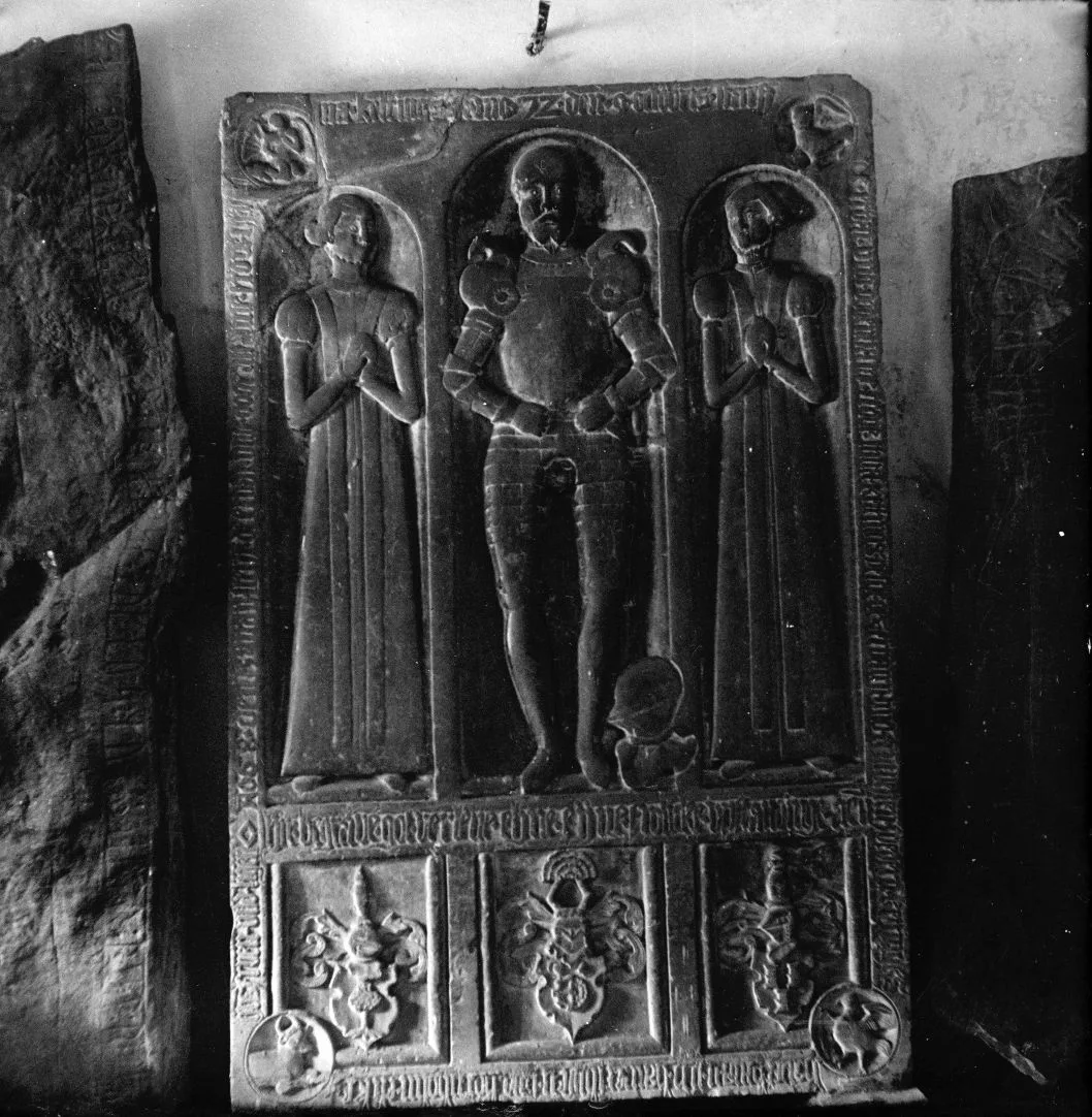 90.352 Gravstenen i Aakirke, 