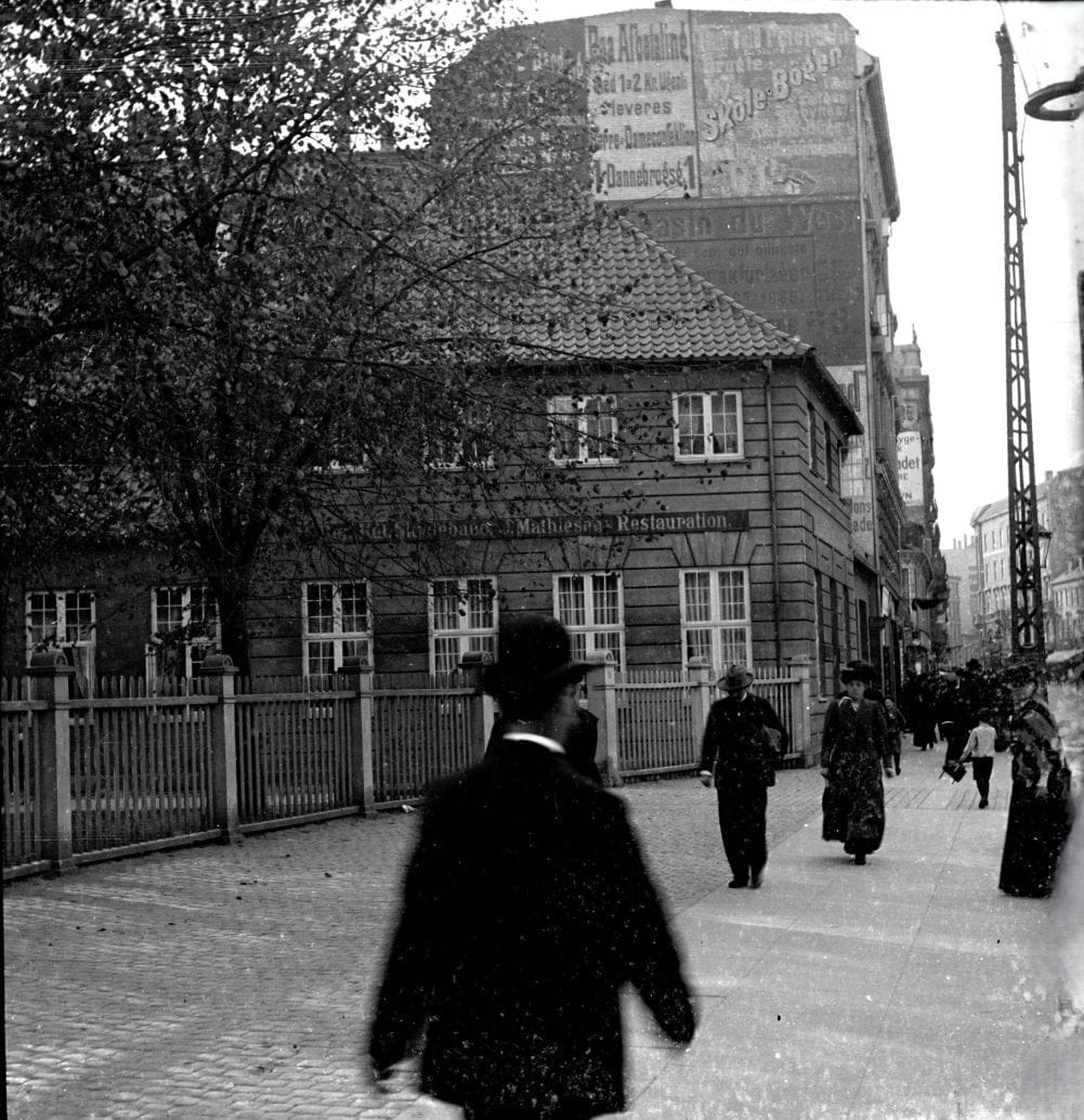 90.378 Den kongelige skydebane og Vesterbrogade udfor Absalonsgade og nr. 59 til venstre. Det er en fløj af Det Kongelige Skydeselskabs bygninger og J.P. Mathiesens restauration til venstre.