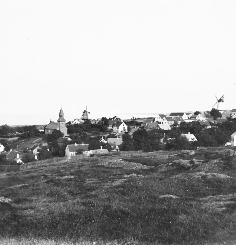 90.699 Udsigt over Gudhjem med den ny kirke - og tre møller.