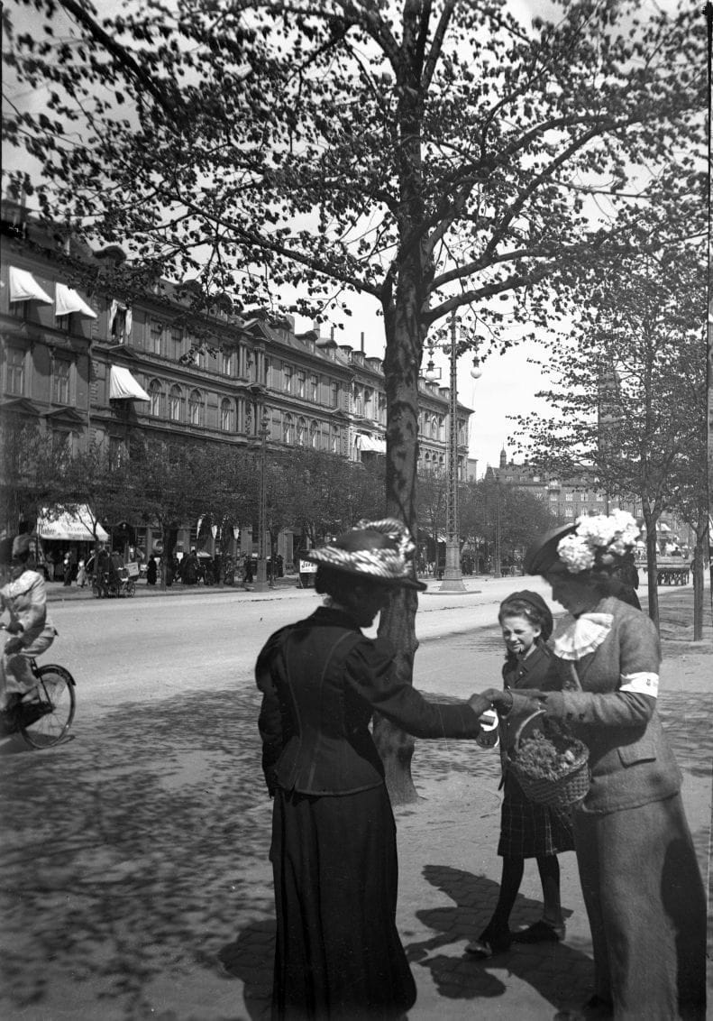90.724 Vesterbrogade mod Rådhuspladsen. Ingeborg Alstrup og Frk. Cadovius, Børnehjælpsdagen 1912.