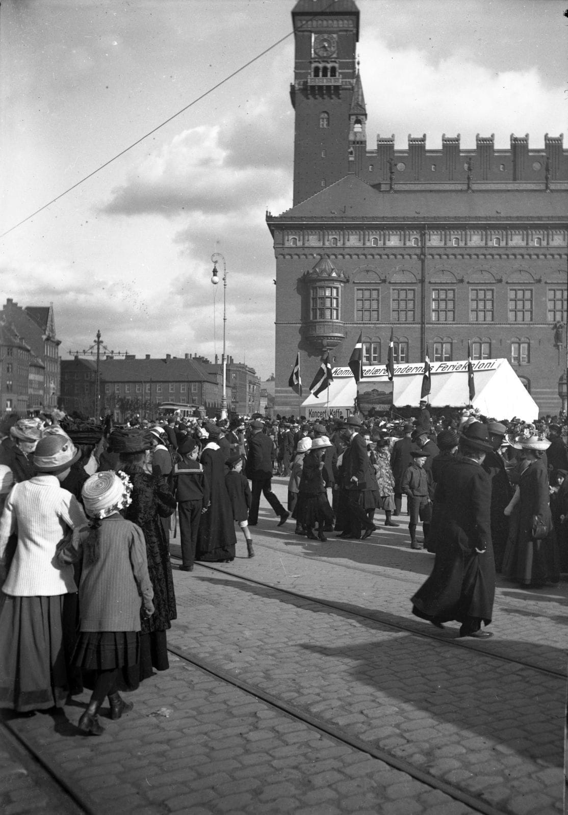 90.725 Rådhuspladsen, kommunelærerindernes kaffebord, Børnehjælpsdagen 1912.