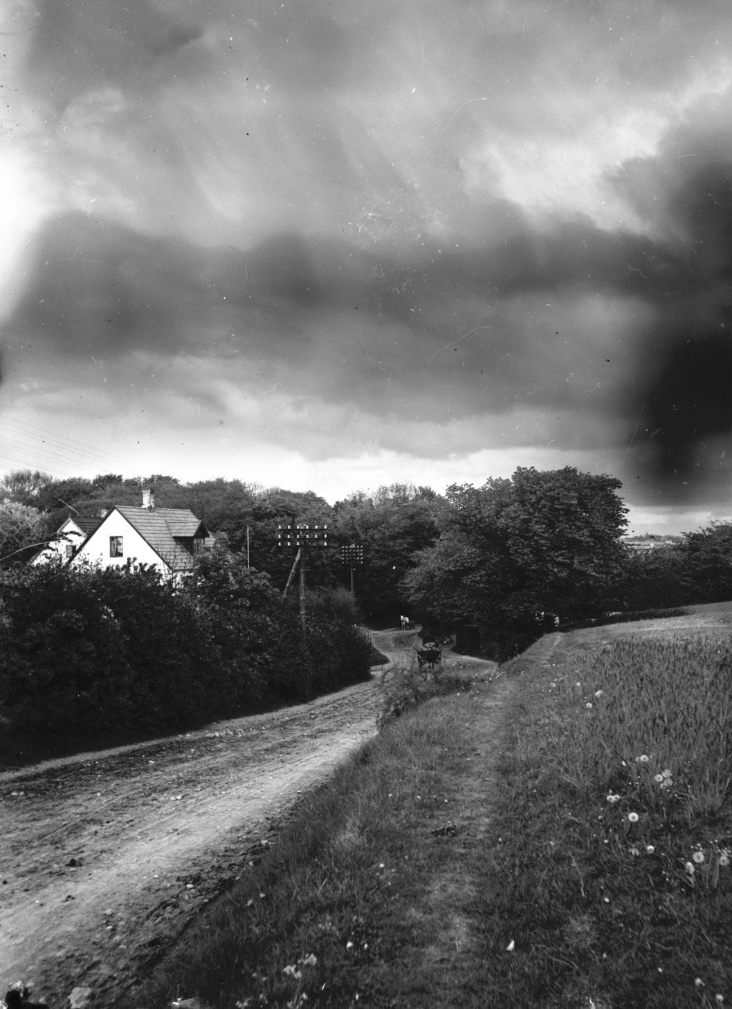 90.736 Tordenvejr over Tisvilde by.Tisvilde bygade 46 med den hvide gavl.