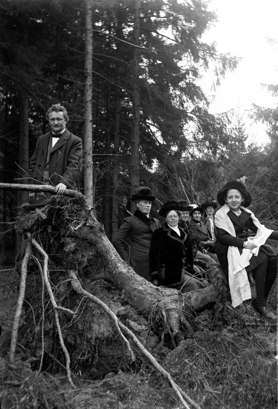 90.821 Portrætgruppe i Tisvilde hegn. Herren tv. er vist Lauge Nielsen, Fanø. Estre Alstrup længst til højre.