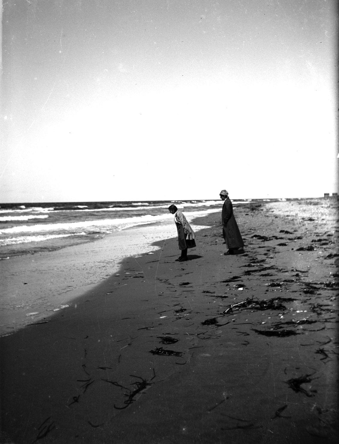 90.832 Ingeborg og Estre Alstrup ved starnden i Tisvilde.