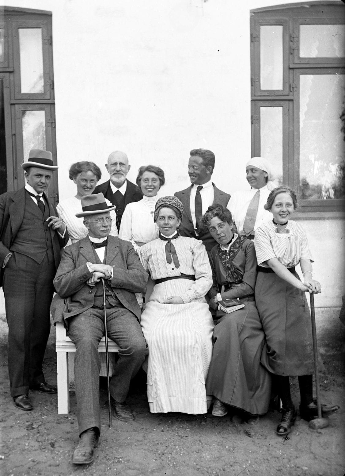 90.834 Persongruppe foran villa Poulstrup, et pensionat i Tisvilde.