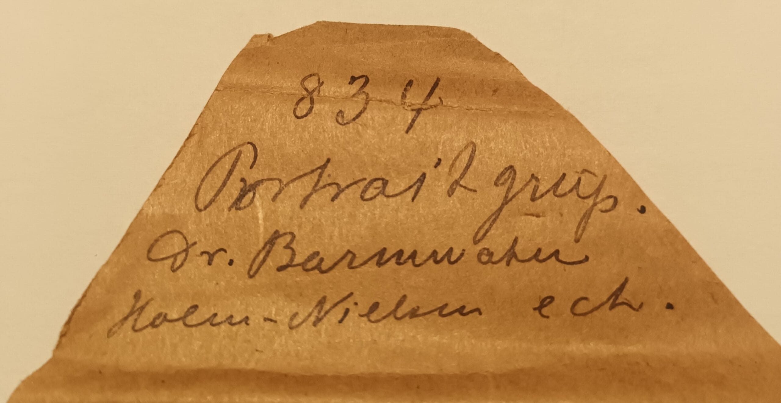 90.834 Persongruppe foran villa Poulstrup, et pensionat i Tisvilde. Tekst på negativkuvert.