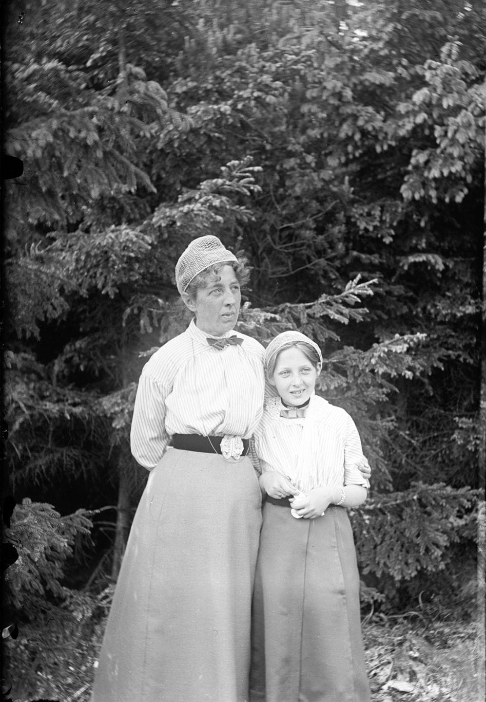 90.840 Estre og Ingeborg Alstrup i Tisvilde hegn.