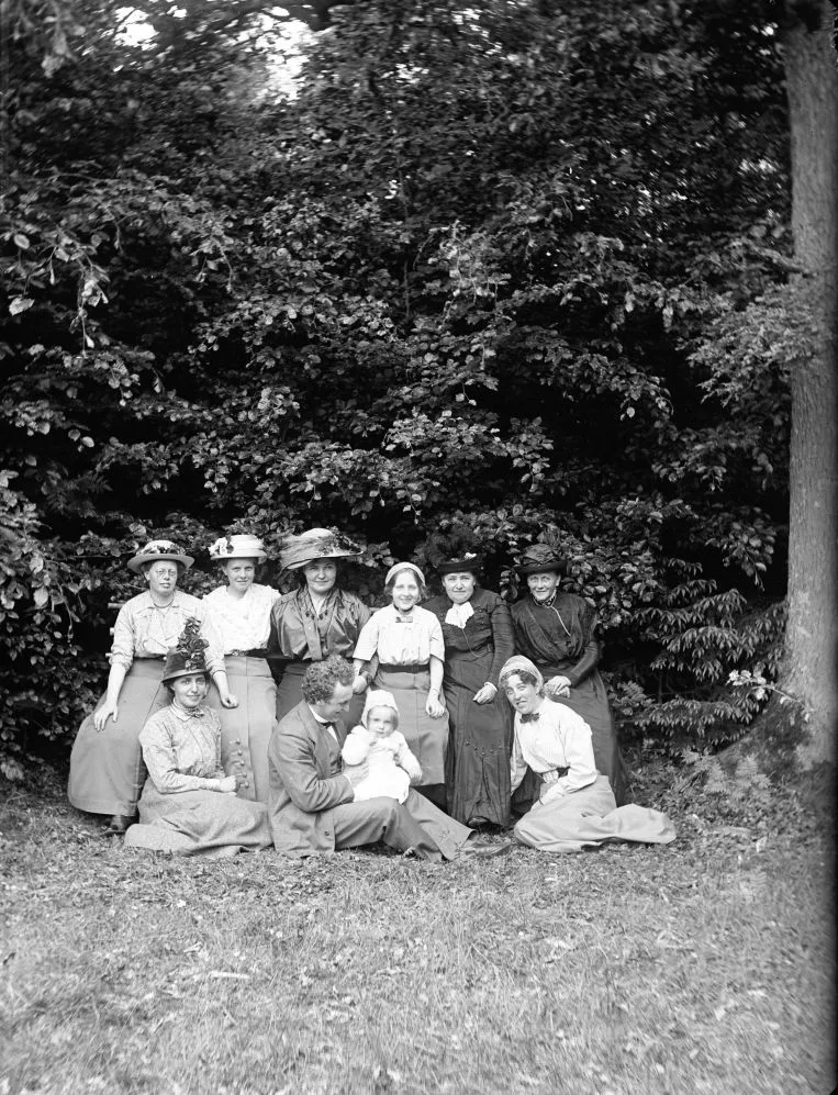 90.841 Lauge Nielsens Tutle og Nillerne. Estre Alstrup nr. tre fra højre, Ingeborg Alstrup siddende th.