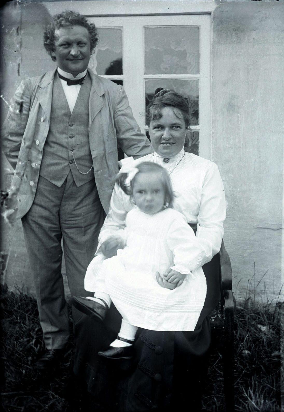 90.842 Laure Nielsen og frue, samt datter Anna. Fanø.