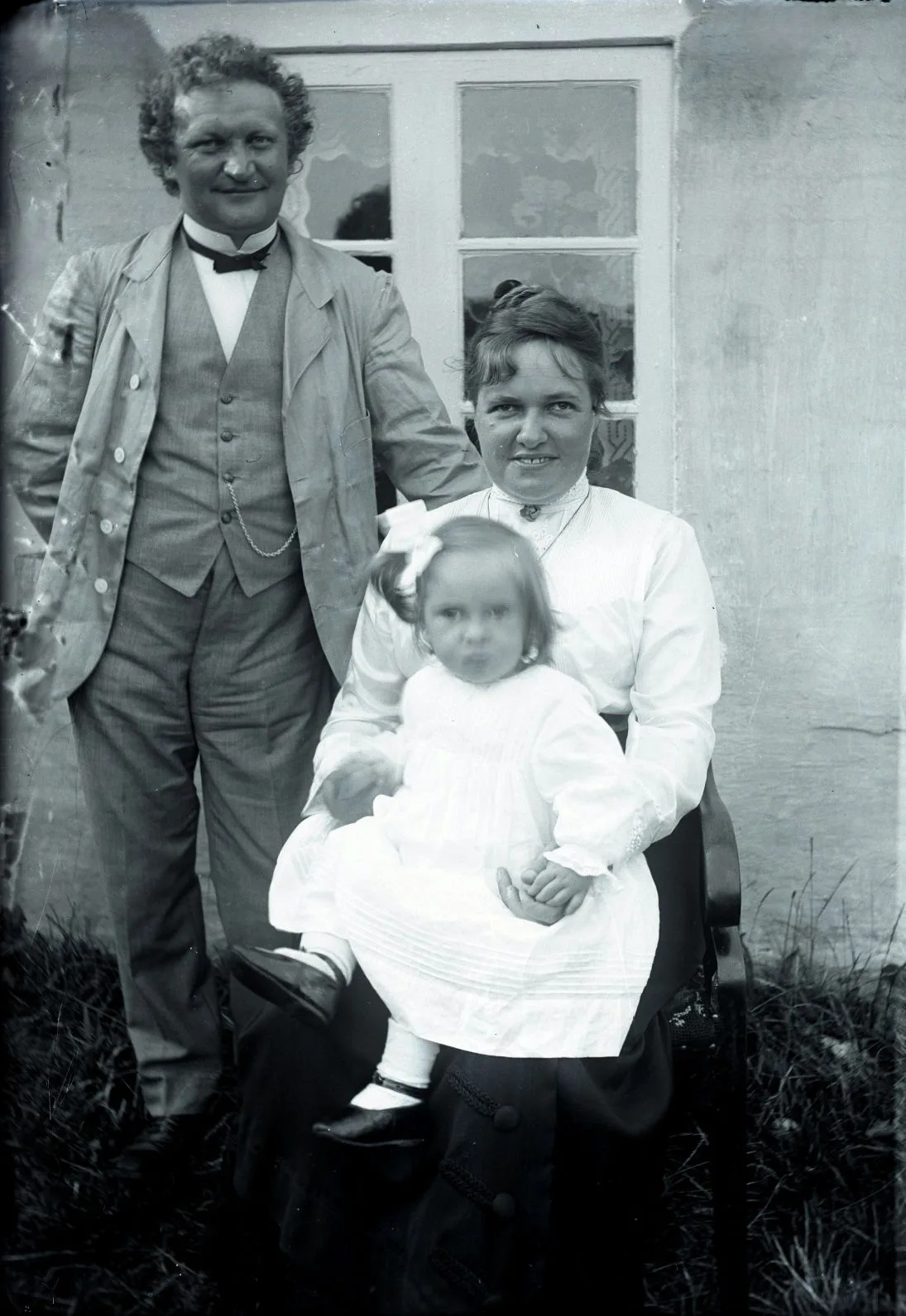 90.842 Laure Nielsen og frue, samt datter Anna. Fanø.