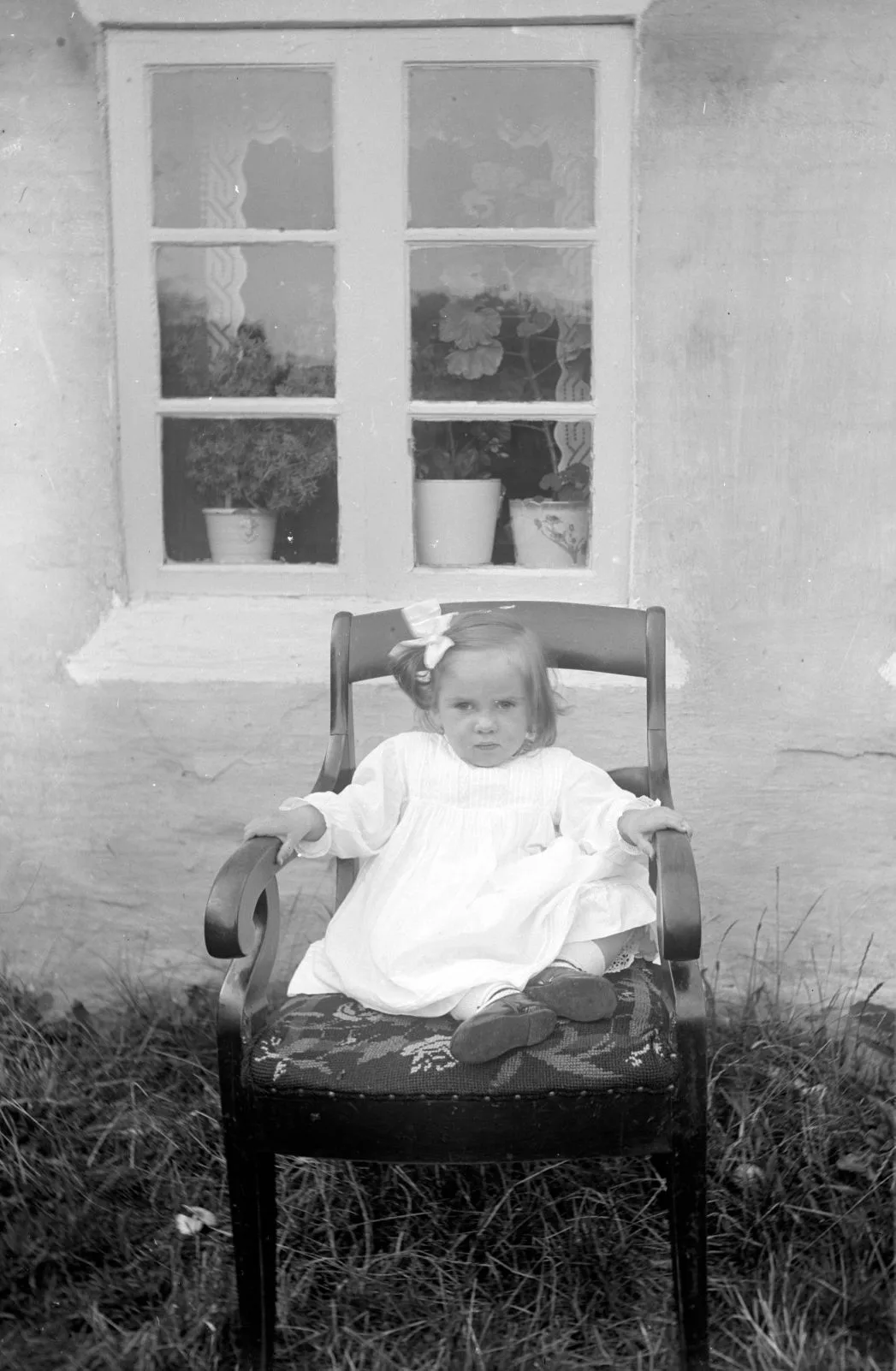 90.843 Laure Nielsen og frues datter Anna. Fanø.