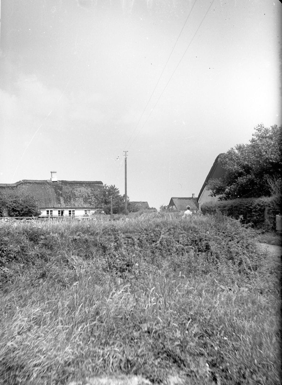 90.852 Fanø, Fru Nielsen Skovs hus set fra marken.