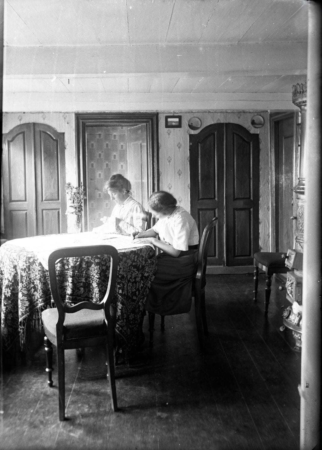 90.861 Fanø, Sønderho. Ingeborg og Estre Alstrup i stuen.