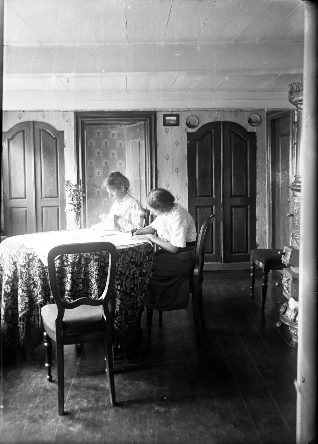 90.861 Fanø, Sønderho. Ingeborg og Estre Alstrup i stuen.