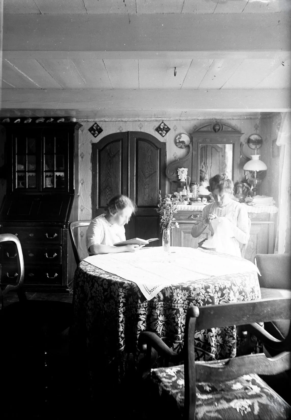 90.862 Fanø, Sønderho. Ingeborg og Estre Alstrup i stuen.