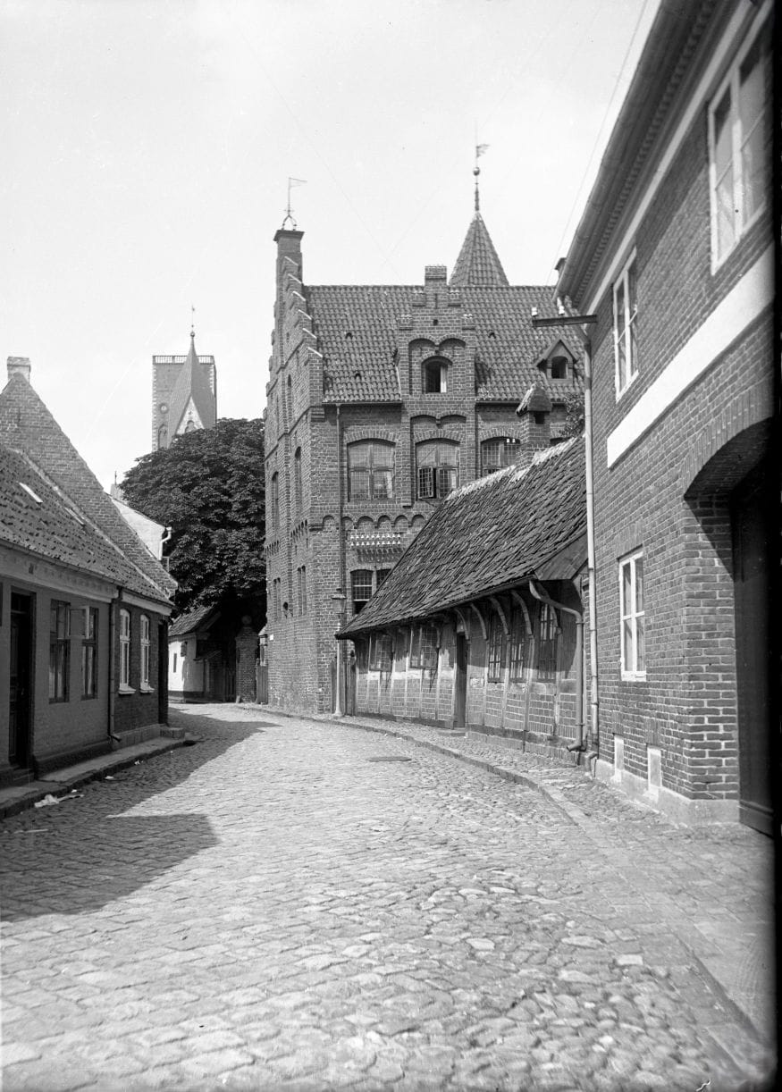90.864 Bispegården i Ribe, kirken i baggrunden.