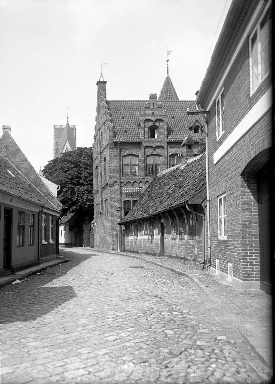 90.864 Bispegården i Ribe, kirken i baggrunden.