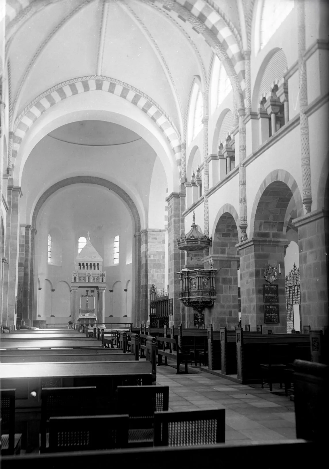 90.865 Ribe, kirken med alteret i baggrunden.