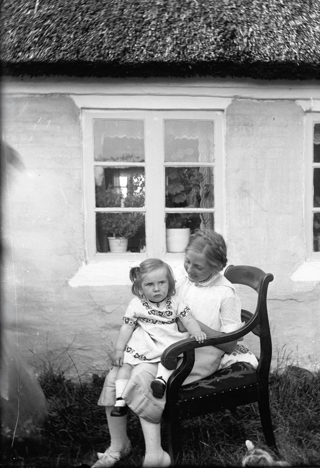 90.877 Estre Alstrup med Anne på skødet. Fanø.