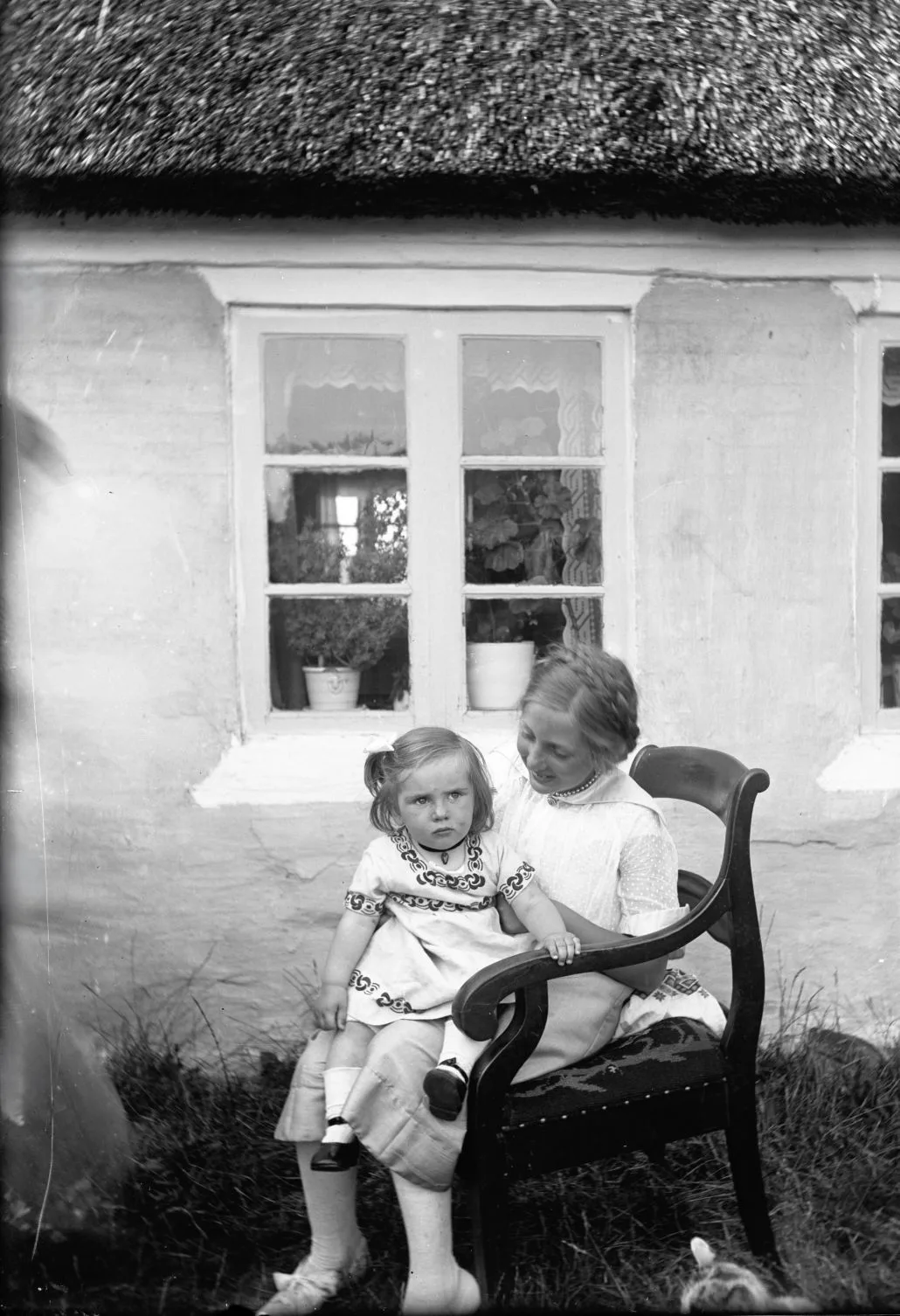 90.877 Estre Alstrup med Anne på skødet. Fanø.