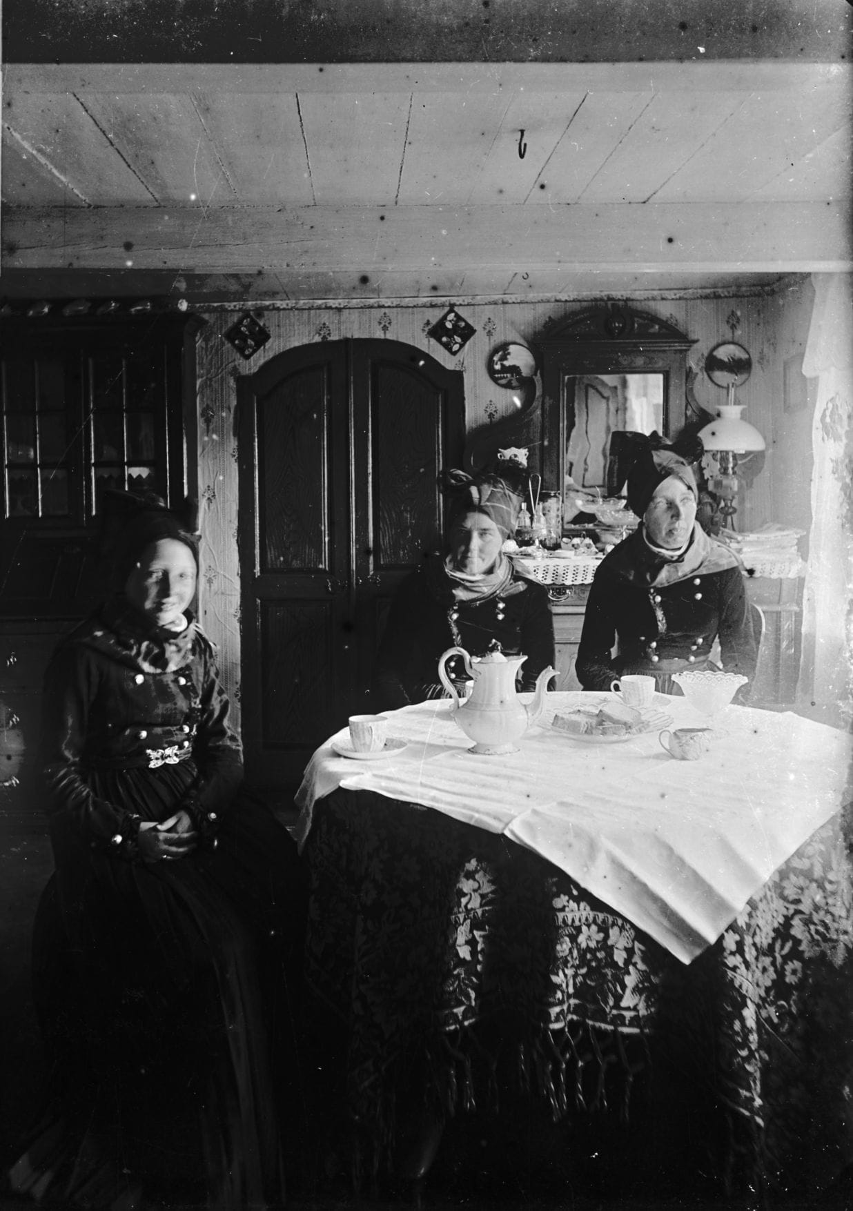 90.878 Ingeborg og Estre Alstrup, samt fru Skov i Fanikedragt.