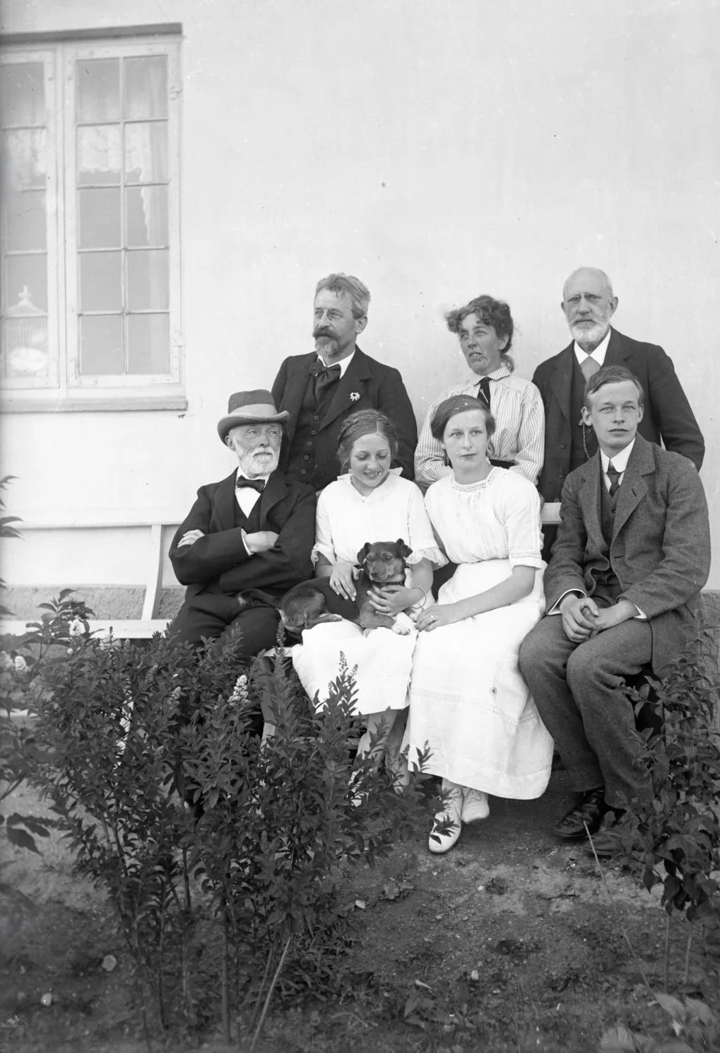 90.895 Mynster og Hr. Andersen på Højbo. Estre med hund. Ingeborg og Hjalmar Alstrup th. bagerst.