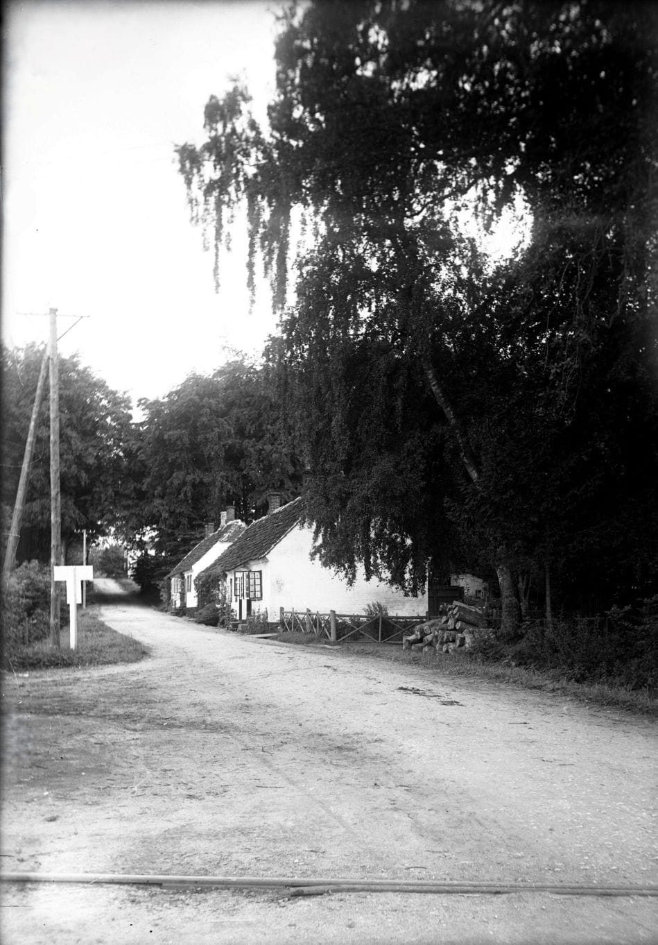 90.928 Bøssemagergade 56 a-c, og 58 a-c. Man kan lige ane den ene side af togskinnerne forrest i billedet.