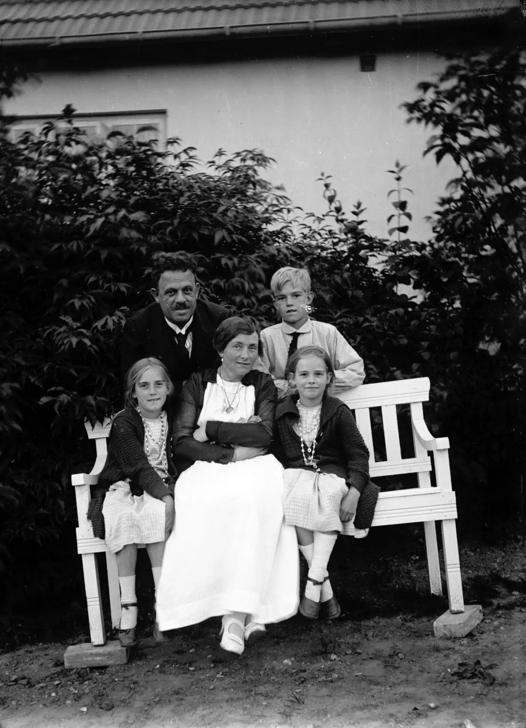 90.990 Chr. Andersen med familie på Højbo.