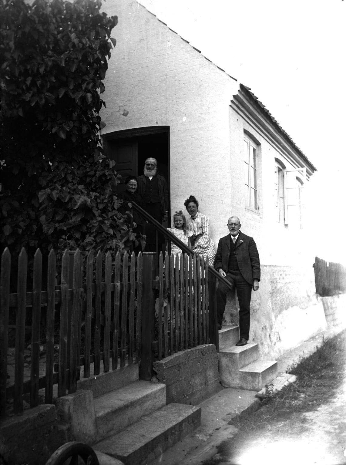 90.1224 Ole Jensens hus i Gudhjem. Ole Jensens kones søster blev gift med Oluf Høst's far. Oluf Høst købte siden mosterens hus og byggede det ud. Med en pendant. Senere blev huset udvidet endnu mere. I dag rummer det Oluf Høst Museet. Se også 90.1325