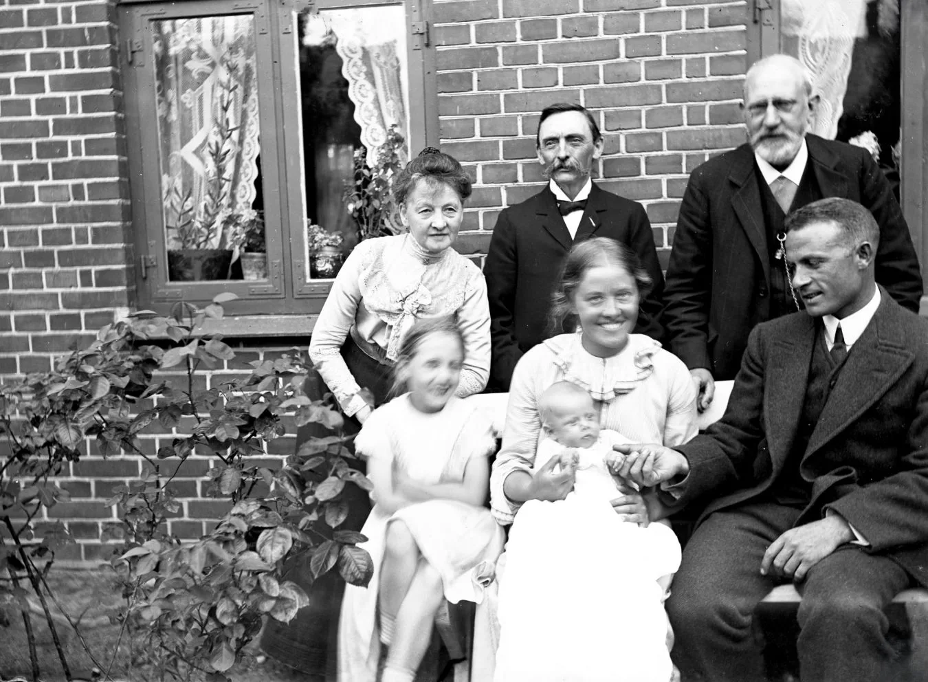 90.1299 Estre og Hjalmar Alstrup, Ingeborg Alstrups forældre tv.