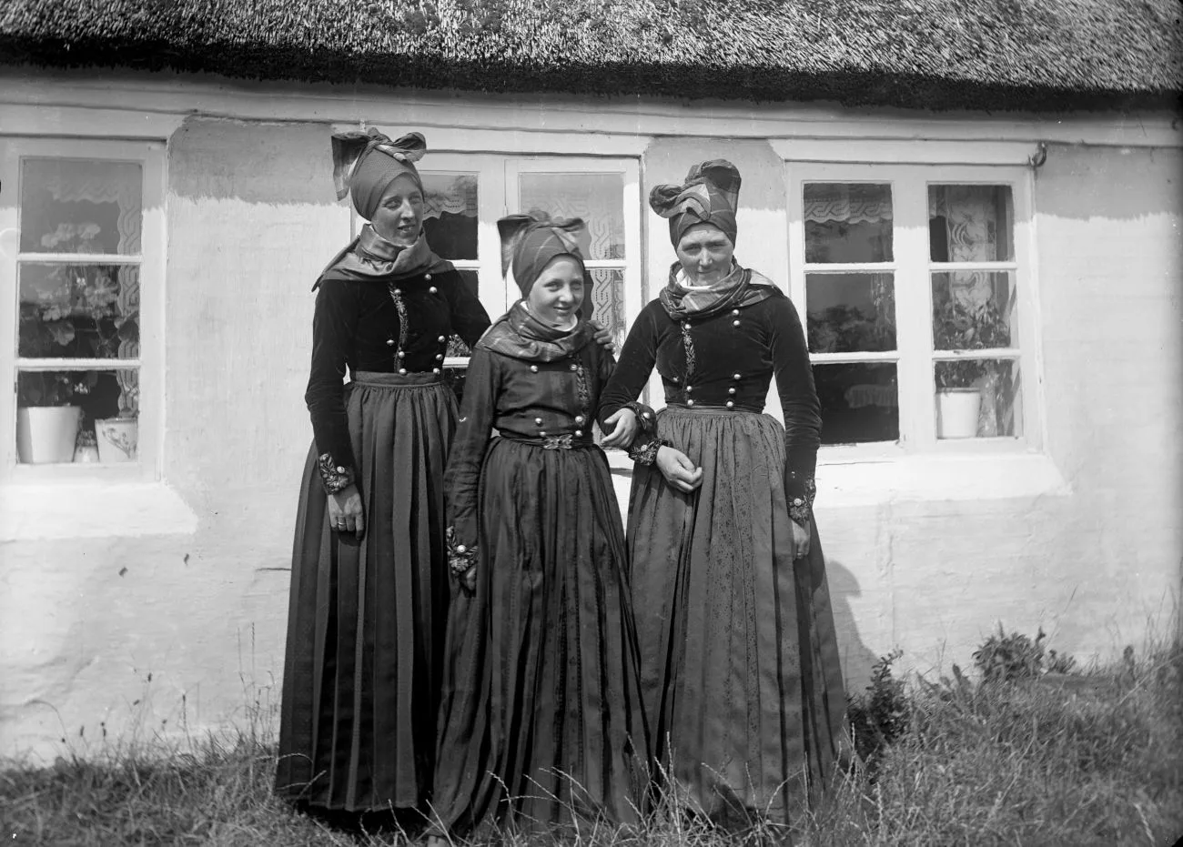 90.1333 Ingeborg og Estre Alstrup, samt fru Skov i Fanødragter. Se 90.878.