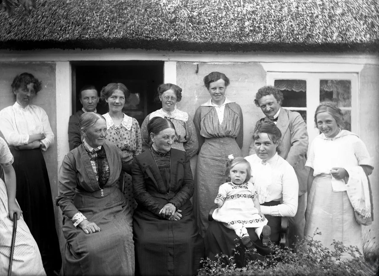 90.1335 Lone Nielsen og Nillerne foran huset.