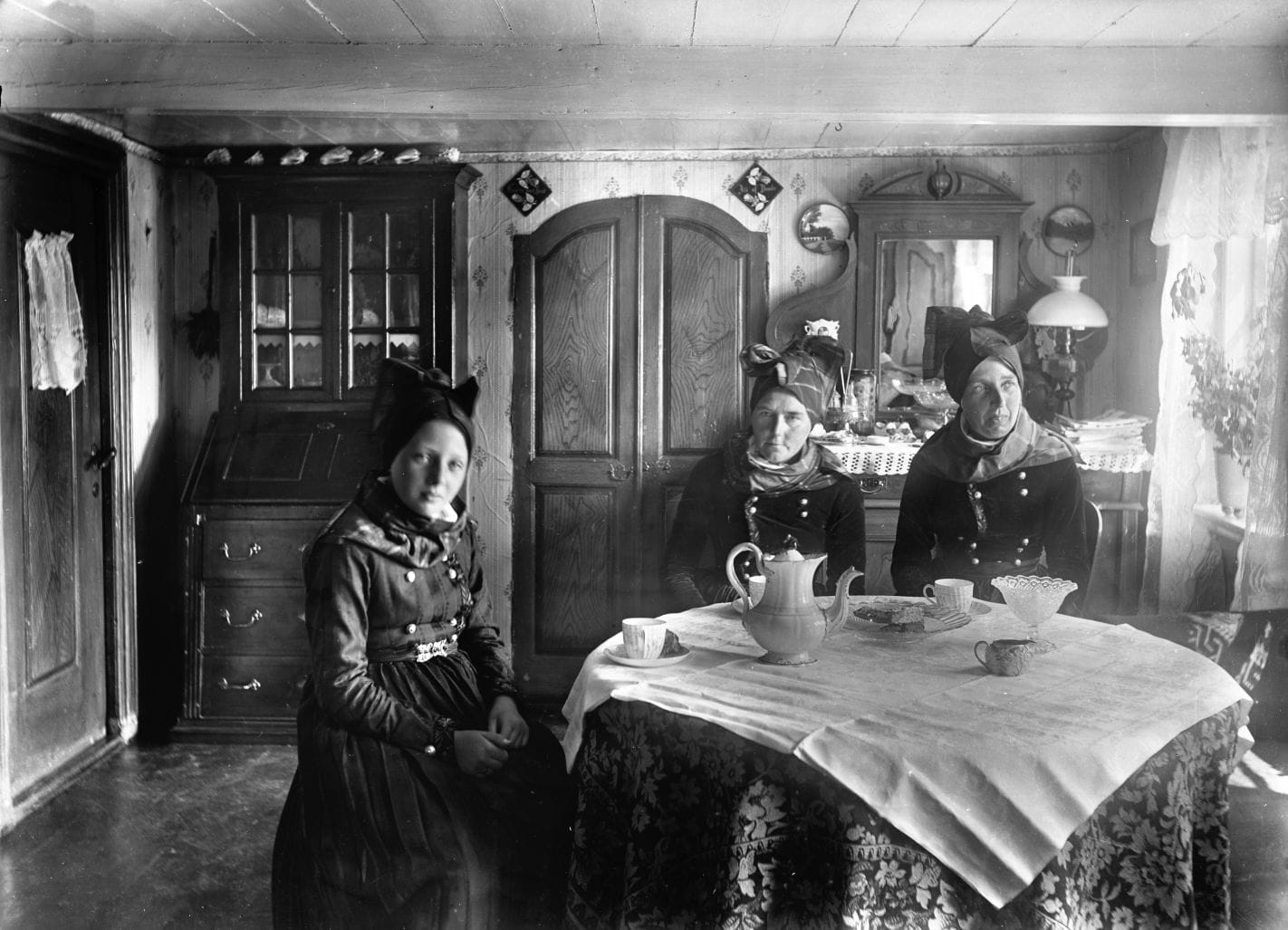 90.1336 Kaffeselskab i fannikedragt. Se 90.878