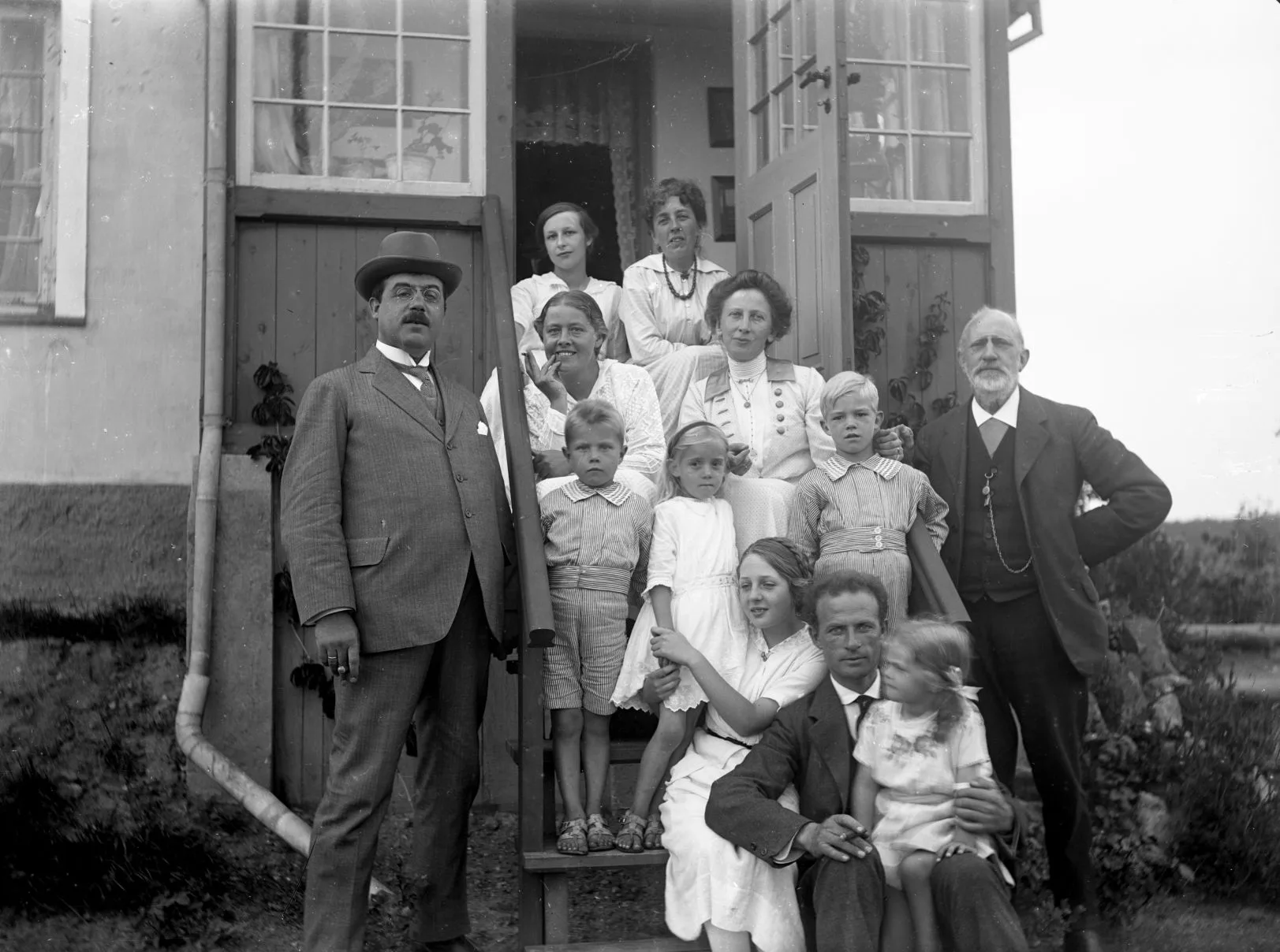 90.1339 Familien Andersen og Alstrup på trappen ved Højbo.